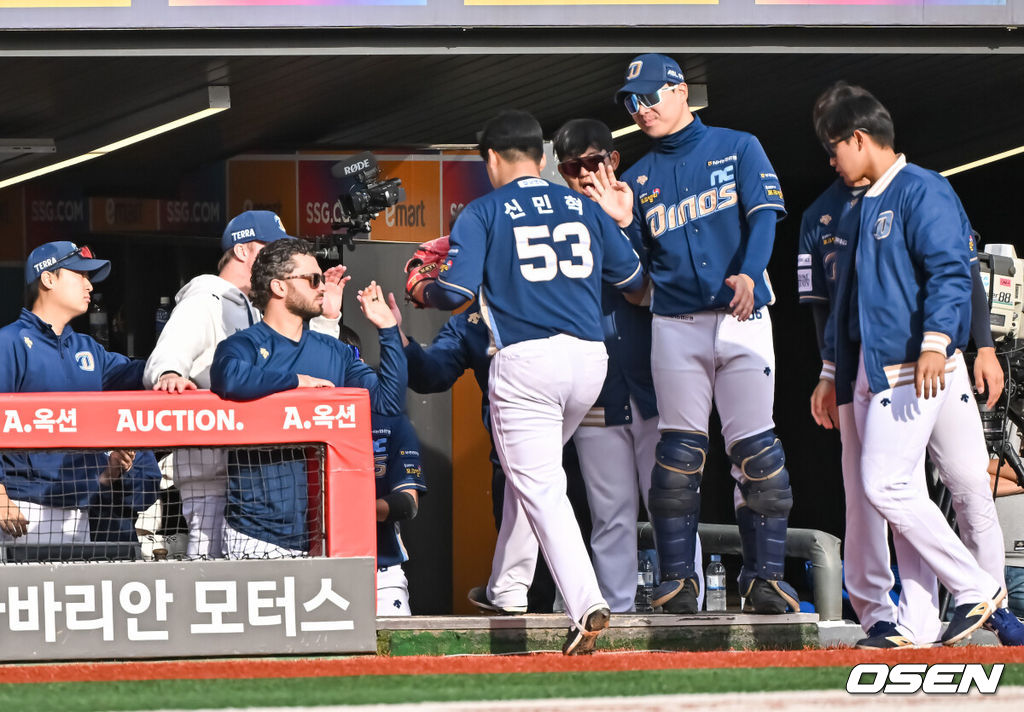 22일 인천 SSG랜더스필드에서 2023 KBO 준플레이오프 SSG 랜더스와 NC 다이노스의 경기가 열렸다.6회말 NC 선발투수 신민혁이 교체되며 동료들의 축하를 받고 있다 2023.10.22  / soul1014@osen.co.kr