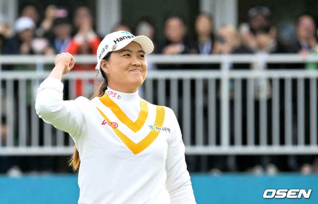 호주 교포 이민지(27)가 한국 팬들 앞에서 연장까지 가는 명승부를 보이며 2023 LPGA(미국 여자프로골프) 투어 시즌 2번째 우승에 성공했다. LPGA 투어 개인 통산 10승 째다.이민지가 우승 확정을 지은 후 앨리슨 리와 포옹을 하고 있다. 2023.10.22 /cej@osen.co.kr