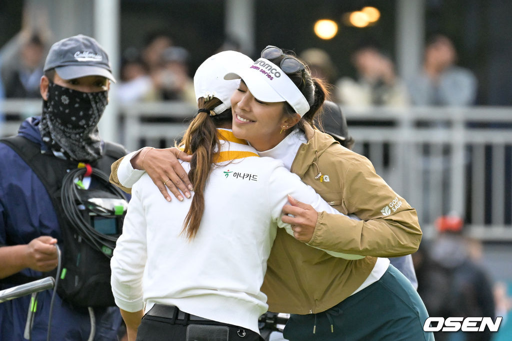 호주 교포 이민지(27)가 한국 팬들 앞에서 연장까지 가는 명승부를 보이며 2023 LPGA(미국 여자프로골프) 투어 시즌 2번째 우승에 성공했다. LPGA 투어 개인 통산 10승 째다.이민지가 우승 확정을 지은 후 앨리슨 리와 포옹을 하고 있다. 2023.10.22 /cej@osen.co.kr