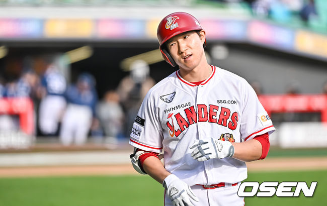 22일 인천 SSG랜더스필드에서 2023 KBO 준플레이오프 SSG 랜더스와 NC 다이노스의 경기가 열렸다.5회말 2사 1루 SSG 박성한이 외야플라이를 날린뒤 아쉬워하고 있다. 2023.10.22  / soul1014@osen.co.kr