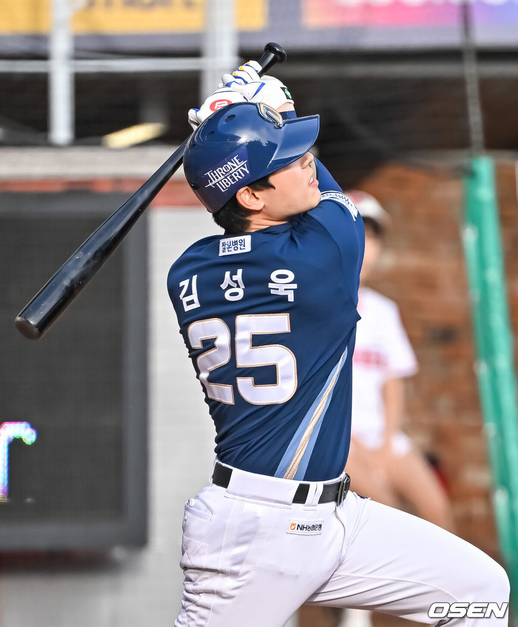 22일 인천 SSG랜더스필드에서 2023 KBO 준플레이오프 SSG 랜더스와 NC 다이노스의 경기가 열렸다.8회초 1사 1루 NC 대타 김성욱이 선취 2점 홈런을 날리고 있다.  2023.10.22  / soul1014@osen.co.kr