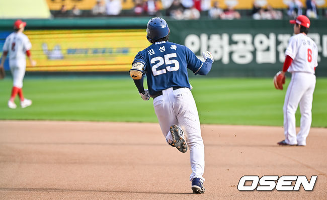 22일 인천 SSG랜더스필드에서 2023 KBO 준플레이오프 SSG 랜더스와 NC 다이노스의 경기가 열렸다.8회초 1사 1루 NC 대타 김성욱이 선취 2점 홈런을 날리고 베이스를 돌고 있다.   2023.10.22  / soul1014@osen.co.kr