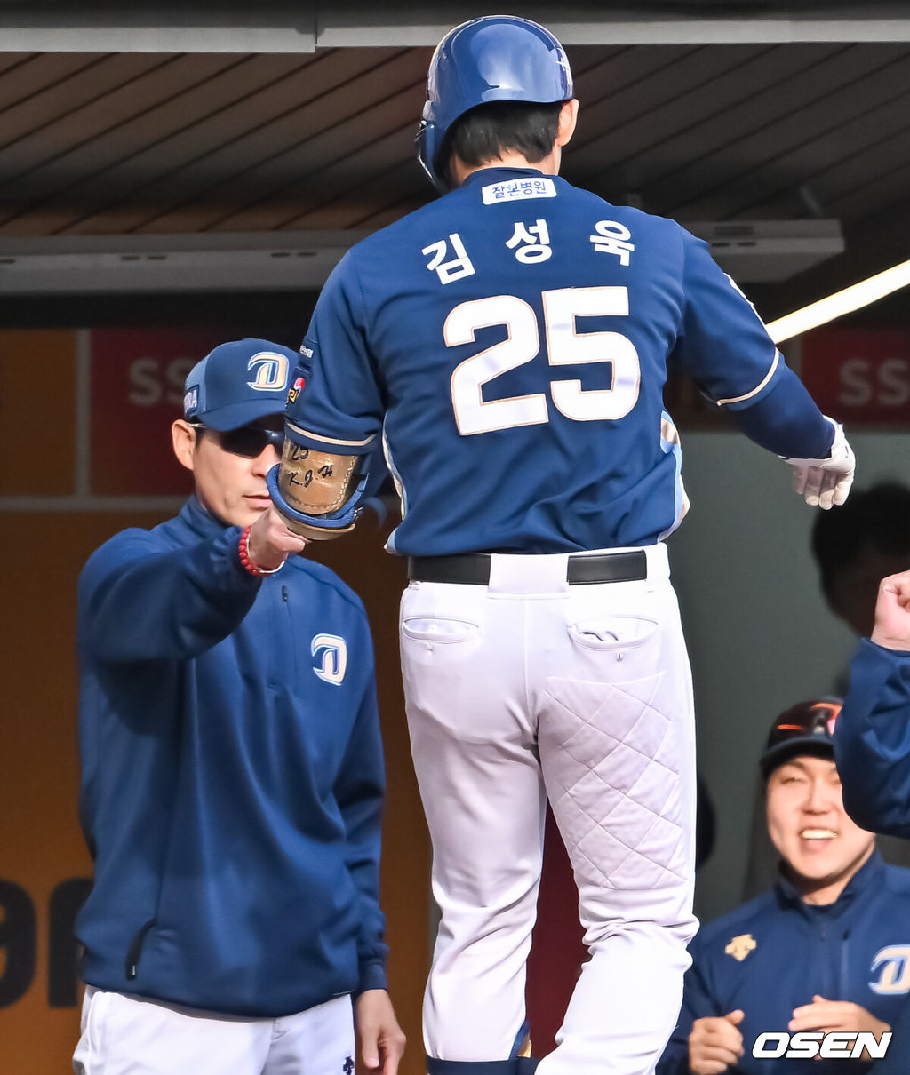 22일 인천 SSG랜더스필드에서 2023 KBO 준플레이오프 SSG 랜더스와 NC 다이노스의 경기가 열렸다.8회초 1사 1루 NC 대타 김성욱이 선취 2점 홈런을 날리고 강인권 감독과 하이파이브를 하고 있다.  2023.10.22  / soul1014@osen.co.kr