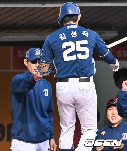 22일 인천 SSG랜더스필드에서 2023 KBO 준플레이오프 SSG 랜더스와 NC 다이노스의 경기가 열렸다.8회초 1사 1루 NC 대타 김성욱이 선취 2점 홈런을 날리고 강인권 감독과 하이파이브를 하고 있다.  2023.10.22  / soul1014@osen.co.kr