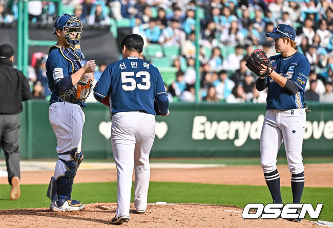 22일 인천 SSG랜더스필드에서 2023 KBO 준플레이오프 SSG 랜더스와 NC 다이노스의 경기가 열렸다.6회말 NC 박민우가 교체되는 선발투수 신민혁에게 박수를 치고 있다.  2023.10.22  / soul1014@osen.co.kr