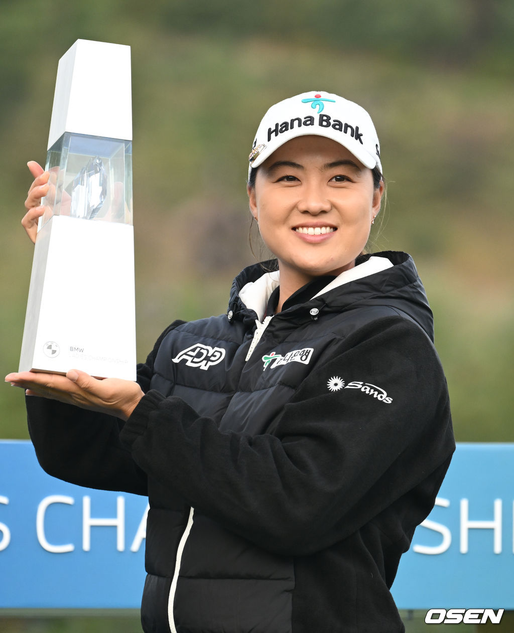 호주 교포 이민지(27)가 한국 팬들 앞에서 연장까지 가는 명승부를 보이며 2023 LPGA(미국 여자프로골프) 투어 시즌 2번째 우승에 성공했다. LPGA 투어 개인 통산 10승 째다.우승을 차지한 이민지가 트로피를 드로 포즈를 취하고 있다. 2023.10.22 /cej@osen.co.kr