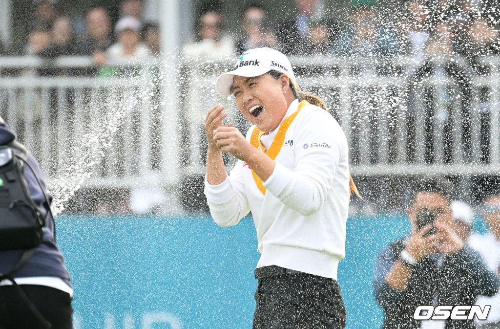 호주 교포 이민지(27)가 한국 팬들 앞에서 연장까지 가는 명승부를 보이며 2023 LPGA(미국 여자프로골프) 투어 시즌 2번째 우승에 성공했다. LPGA 투어 개인 통산 10승 째다.우승을 차지한 이민지가 샴페인 세례를 맞고 있다. 2023.10.22 /cej@osen.co.kr