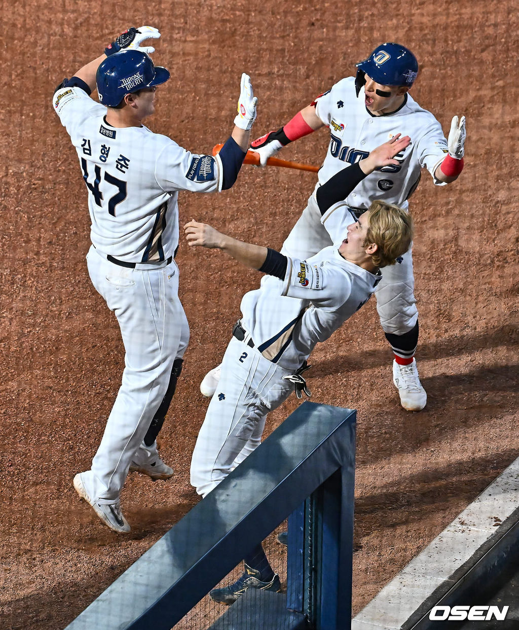 19일 창원 NC파크에서 2023 신한은행 SOL KBO 포스트시즌 와일드카드 결정전 NC 다이노스와 두산 베어스의 1차전 경기가 열렸다. NC 다이노스 김형준이 4회말 2사 서호철에 이어 백투백 홈런을 치고 환호하고 있다. 2023.10.19 / foto0307@osen.co.kr