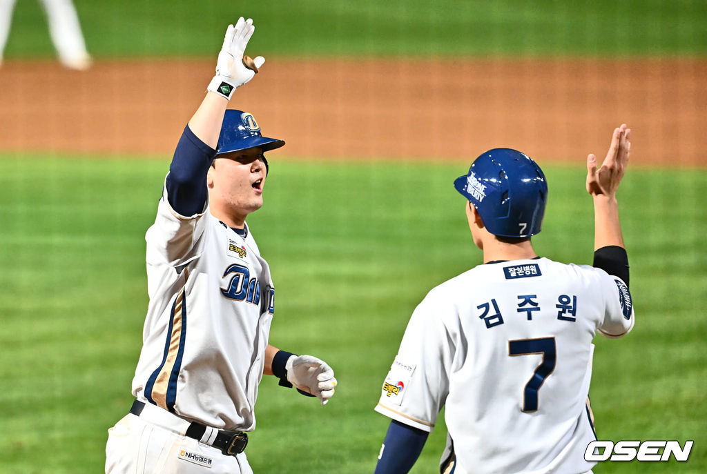 19일 창원 NC파크에서 2023 신한은행 SOL KBO 포스트시즌 와일드카드 결정전 NC 다이노스와 두산 베어스의 1차전 경기가 열렸다. NC 다이노스 김형준이 8회말 2사 1,2루 좌월 3점 홈런을 치고 하이파이브를 하고 있다. 2023.10.19 / foto0307@osen.co.kr