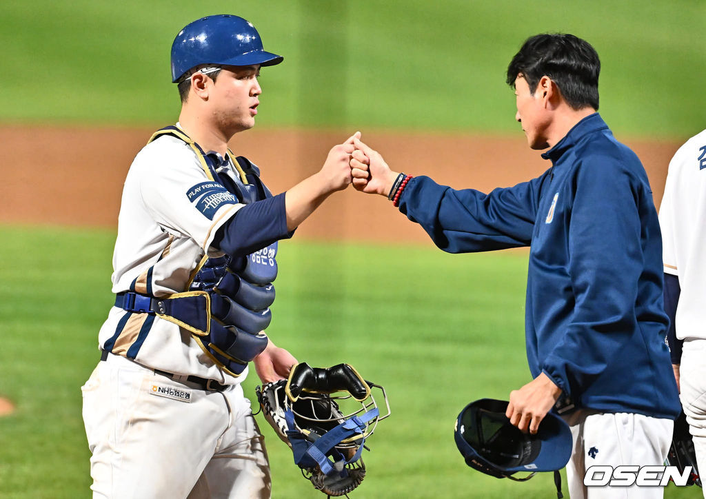 19일 창원 NC파크에서 2023 신한은행 SOL KBO 포스트시즌 와일드카드 결정전 NC 다이노스와 두산 베어스의 1차전 경기가 열렸다. NC 다이노스 김형준이 두산 베어스에 14-9로 승리, 준플레이오프 진출을 확정 짓고 강인권 감독과 하이파이브를 하고 있다. 2023.10.19 / foto0307@osen.co.kr