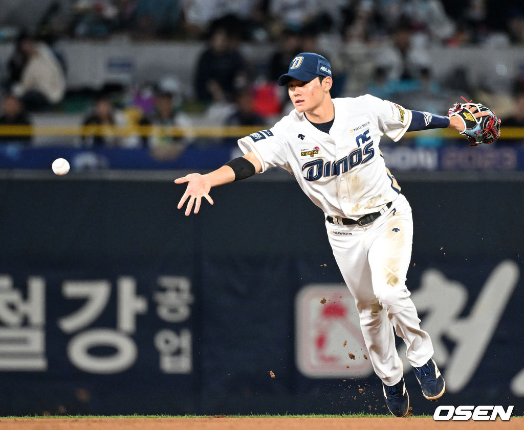 19일 오후 창원NC파크에서 ‘2023 KBO 포스트시즌 와일드카드 결정전 1차전 두산 베어스와 NC 다이노스의 경기가 열렸다.7회초 2사 1루에서 NC 김주원이 두산 허경민을 땅볼로 처리하고 있다. 2023.10.19 /sunday@osen.co.kr