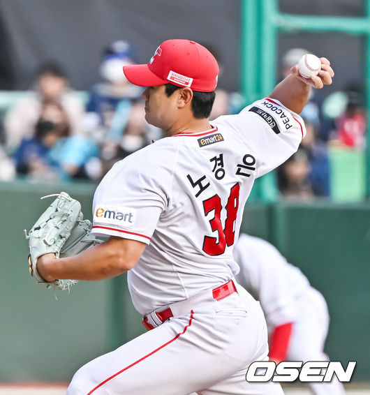 22일 인천 SSG랜더스필드에서 2023 KBO 준플레이오프 SSG 랜더스와 NC 다이노스의 경기가 열렸다.9회초 SSG 노경은이 너클볼을 던지고 있다.    2023.10.22  / soul1014@osen.co.kr