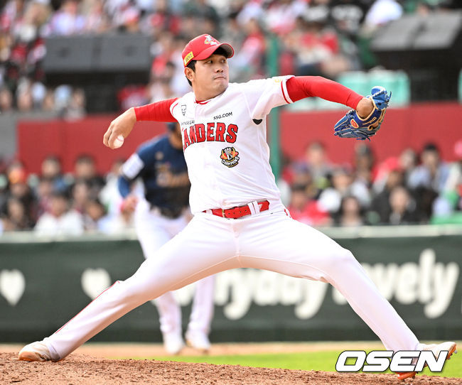 22일 인천 SSG랜더스필드에서 2023 KBO 준플레이오프 SSG 랜더스와 NC 다이노스의 경기가 열렸다.9회초 SSG 서진용이 역투하고 있다. 2023.10.22 /sunday@osen.co.kr