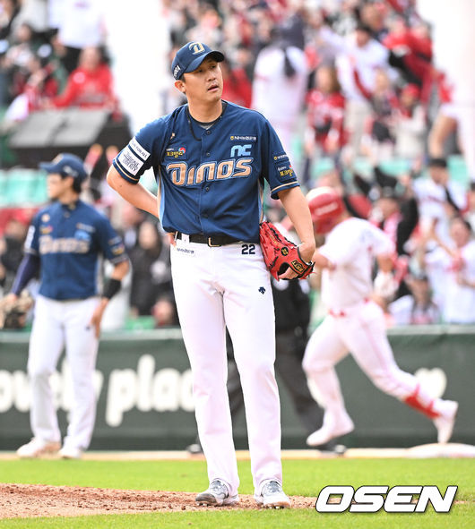 22일 인천 SSG랜더스필드에서 2023 KBO 준플레이오프 SSG 랜더스와 NC 다이노스의 경기가 열렸다.9회말 무사 1루에서 SSG 하재훈에게 좌월 투런 홈런을 허용한 NC 이용찬이 아쉬운 표정을 짓고 있다. 2023.10.22 /sunday@osen.co.kr