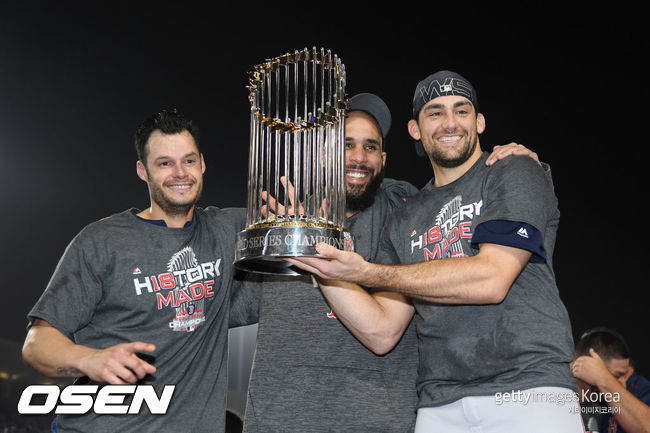 [사진] 2018년 보스턴에서 월드시리즈 우승 후 기뻐하는 네이선 이볼디(오른쪽). ⓒGettyimages(무단전재 및 재배포 금지)