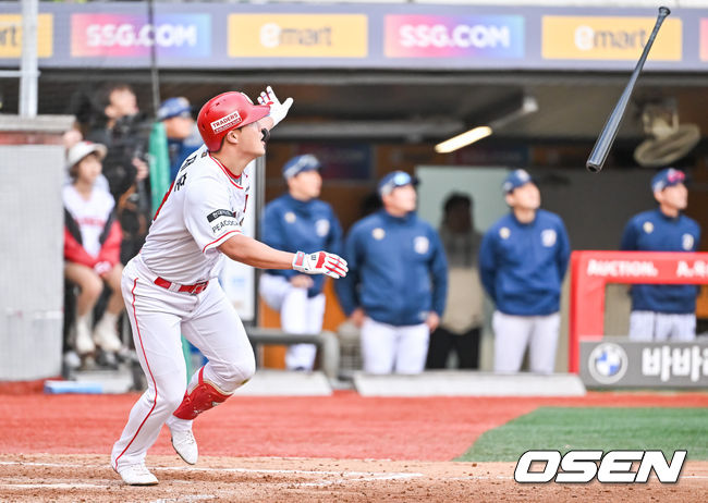 22일 인천 SSG랜더스필드에서 2023 KBO 준플레이오프 SSG 랜더스와 NC 다이노스의 경기가 열렸다.9회말 무사 1루 SSG 하재훈이 2점 홈런을 날리고 있다.  2023.10.22  / soul1014@osen.co.kr