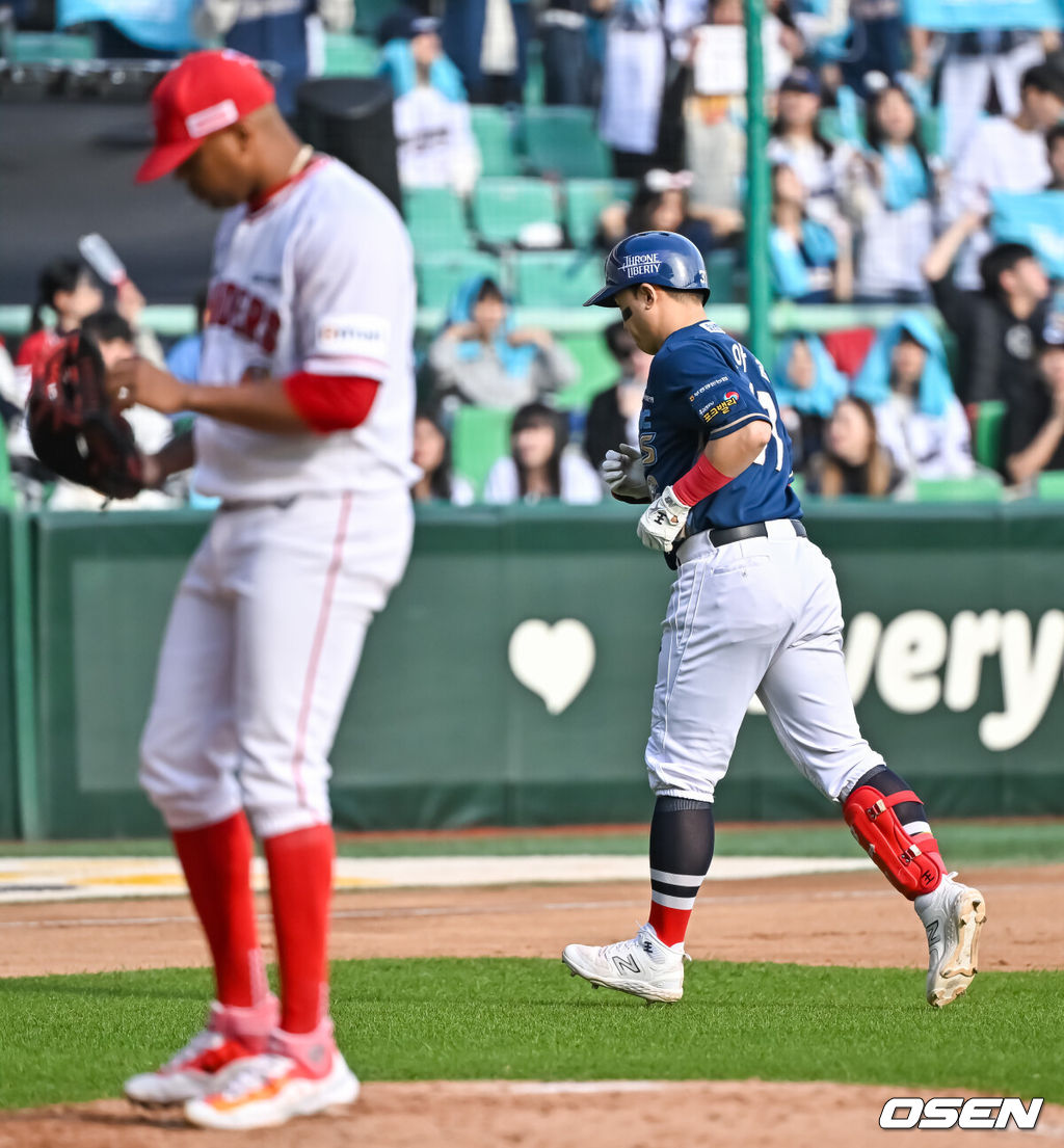 22일 인천 SSG랜더스필드에서 2023 KBO 준플레이오프 SSG 랜더스와 NC 다이노스의 경기가 열렸다.6회초 NC 선두타자 손아섭이 외야뜬공을 날린뒤 물러나고 있다.  2023.10.22  / soul1014@osen.co.kr