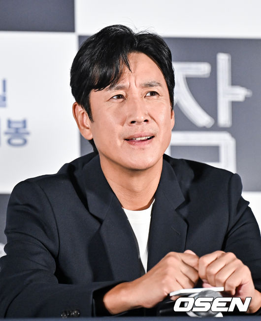 배우 이선균이 질문을 듣고 있다  2023.08.18  / soul1014@osen.co.kr