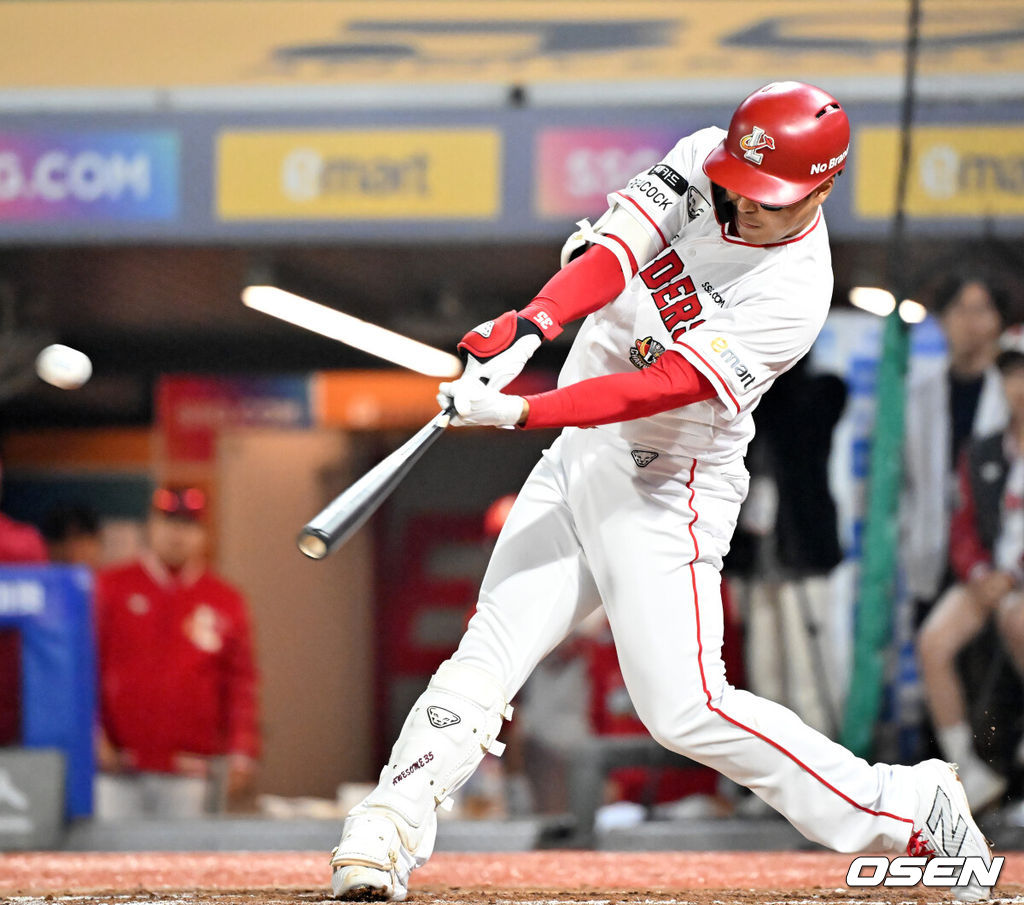 23일 인천 SSG랜더스필드에서 2023 KBO 준플레이오프 SSG 랜더스와 NC 다이노스의 2차전 경기가 열렸다.6회말 1사 SSG 한유섬이 중월 솔로 홈런을 때리고 있다. 2023.10.23  / rumi@osen.co.kr