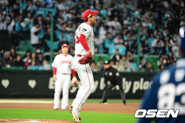 23일 인천 SSG랜더스필드에서 2023 KBO 준플레이오프 2차전 SSG 랜더스와 NC 다이노스의 경기가 열렸다.2회초 2사 1루 SSG 김광현이 NC 박민우 타석에 삼진을 예상했으나 볼 판정이 나오자 아쉬워하고 있다. 2023.10.23 /cej@osen.co.kr