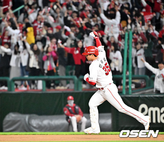 23일 인천 SSG랜더스필드에서 2023 KBO 준플레이오프 SSG 랜더스와 NC 다이노스의 2차전 경기가 열렸다.6회말 1사 SSG 한유섬이 중월 솔로 홈런을 때린 후 그라운드를 돌고 있다. 2023.10.23  / rumi@osen.co.kr