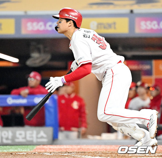 23일 인천 SSG랜더스필드에서 2023 KBO 준플레이오프 SSG 랜더스와 NC 다이노스의 2차전 경기가 열렸다.6회말 1사 SSG 한유섬이 중월 솔로 홈런을 때리고 있다. 2023.10.23  / rumi@osen.co.kr