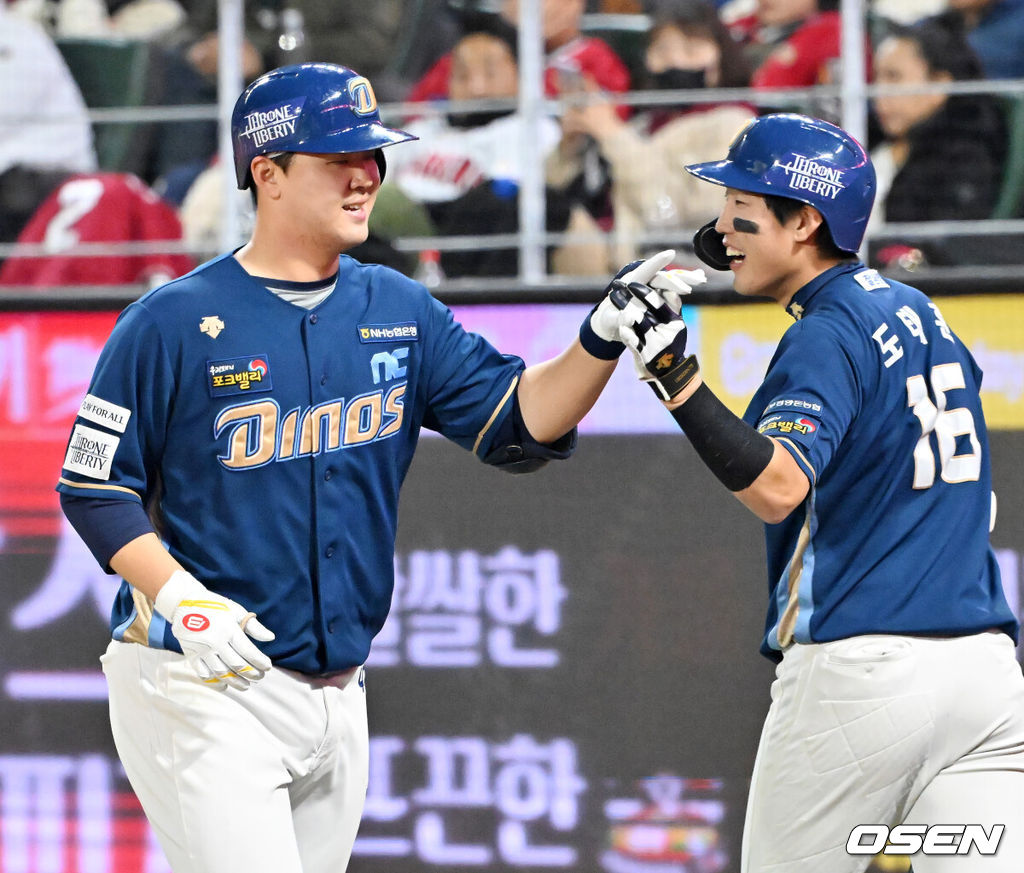 23일 인천 SSG랜더스필드에서 2023 KBO 준플레이오프 SSG 랜더스와 NC 다이노스의 2차전 경기가 열렸다.8회초 NC 선두타자로 나온 김형준이 좌중월 솔로 홈런을 때린 후 홈을 밟으며 기뻐하고 있다. 2023.10.23 / rumi@osen.co.kr