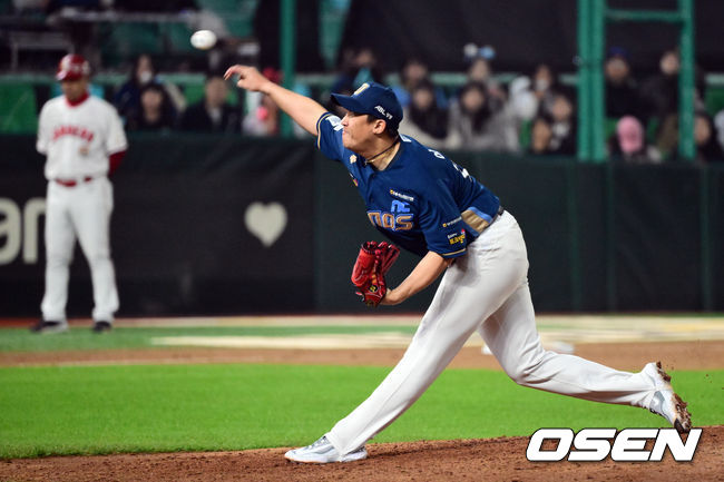 23일 인천 SSG랜더스필드에서 2023 KBO 준플레이오프 2차전 SSG 랜더스와 NC 다이노스의 경기가 열렸다.9회말 NC 이용찬이 힘차게 공을 던지고 있다. 2023.10.23 /cej@osen.co.kr