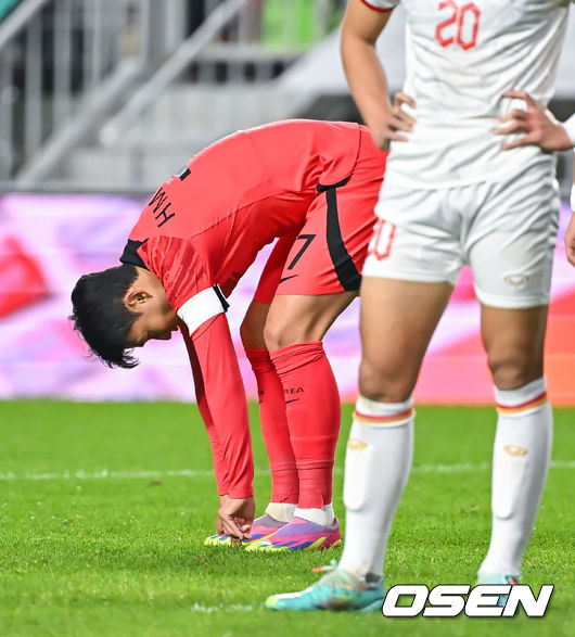 위르겐 클린스만 감독이 이끄는 축구 국가대표팀이 17일 오후 수원시 팔달구 수원월드컵경기장에서 베트남과 평가전을 진행했다.전반 손흥민이 골찬스를 놓친뒤 아쉬워하고 있다.   2023.10.17 / soul1014@osen.co.kr