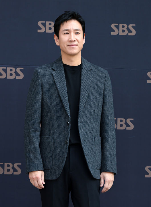 6일 오후 서울 목동 SBS에서 새 금토드라마 '법쩐' 온라인 제작발표회가 열렸다.오늘(6일) 밤 10시 첫 방송되는 이선균, 문채원 주연의 '법쩐'(극본 김원석, 연출 이원태, 제작 레드나인 픽쳐스)은 '법'과 '쩐'의 카르텔에 맞서 싸우는 '돈 장사꾼' 은용(이선균)과 '법률 기술자' 준경(문채원)의 통쾌한 복수극.배우 이선균이 방송국에 들어서며 포즈를 취하고 있다. 2023.01.06 /jpnews@osen.co.kr