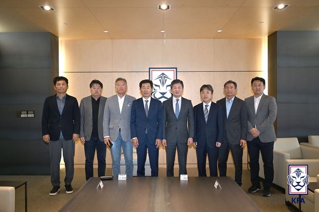 축구회관/ 대한축구협회 한국대학축구연맹 상생TF 협의 / 고려대 신연호 감독,대학축구연맹 문영래 전무이사,대학지도자 협의회 설동식 회장,한국대학축구연맹 변석화 회장,대한축구협회 정몽규 회장,대한축구협회 김정배 부회장,대회운영본부 김진항 본부장,대회기획팀 김대업 팀장/ 사진 홍석균