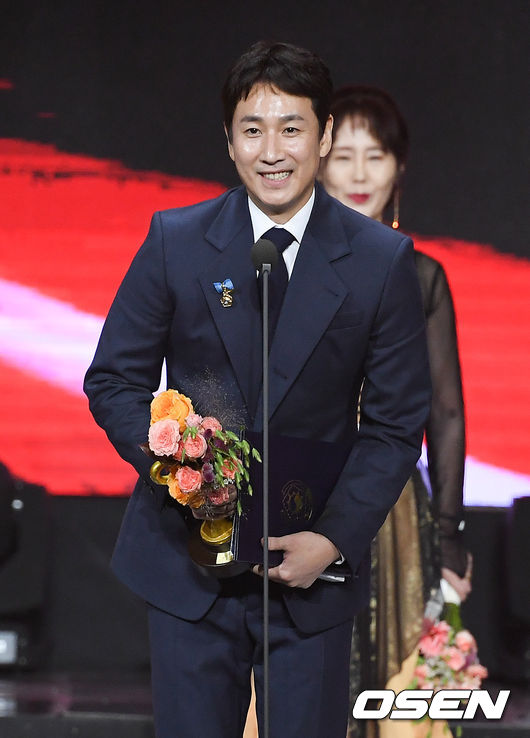 24일 오후 서울 방이동 올림픽공원 올림픽홀 광장에서 진행된 2018 대한민국 대중문화예술상 시상식에서 배우 이선균이 국무총리 표창을 받고 소감을 말하고 있다./  /soul1014@osen.co.kr