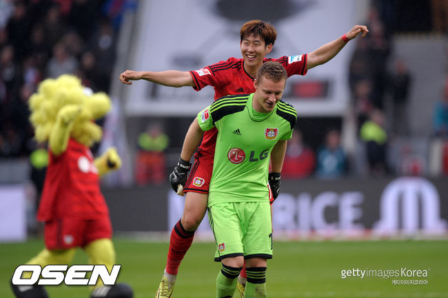 Fußball Bundesliga 34. Spieltag: Bayer Leverkusen - SV Werder Bremen am 10.05.2014 in der BayArena in Leverkusen (Nordrhein-Westfalen). Leverkusens und Bremens kämpfen um den Ball. Foto: Marius Becker/dpa (Wichtiger Hinweis: Aufgrund der Akkreditierungsbestimmungen der DFL ist die Publikation und Weiterverwertung im Internet und in Online-Medien während des Spiels auf insgesamt fünfzehn Bilder pro Spiel begrenzt.)