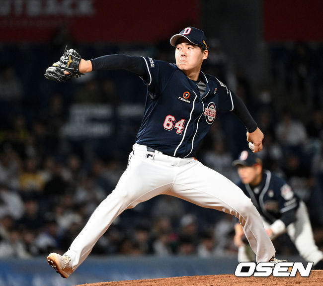 19일 오후 창원NC파크에서 ‘2023 KBO 포스트시즌 와일드카드 결정전 1차전 두산 베어스와 NC 다이노스의 경기가 열렸다.6회말 무사에서 두산 최승용이 역투하고 있다. 2023.10.19 /sunday@osen.co.kr