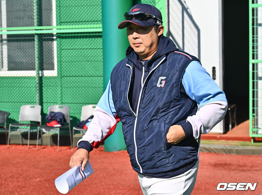 배영수 코치가 25일 김해 상동야구장에서 열린 김태형 롯데 자이언츠 신임 감독과의 상견례를 위해 필드로 나서고 있다. 2023.10.25 / foto0307@osen.co.kr