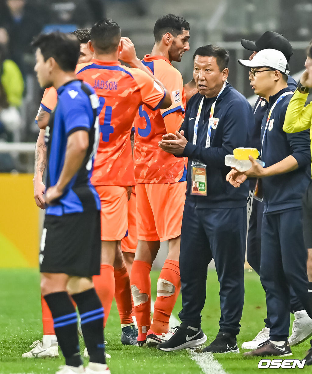 25일 인천축구전용경기장에서 2023~2024 ACL 조별리그 G조 3차전 인천 유나이티드(한국)과 산둥 타이산(중국)의 경겨가 진행됐다.인천은 두 팀을 모두 잡고 2승으로 G조 선두를 달리고 있다.  산둥은 카야 일로일로(필리핀)을 꺾었지만 요코하마 마리노스(일본)에 패해 1승1패다. 후반 산둥 최강희 감독이 선수들을 독려하고 있다. 023.10.25  / soul1014@osen.co.kr