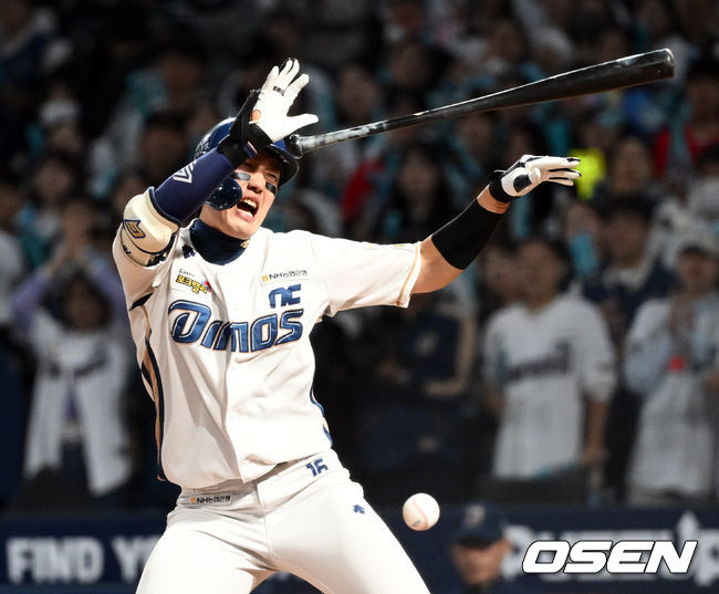 25일 오후 창원NC파크에서 2023 KBO 준플레이오프 3차전 NC 다이노스와 SSG 랜더스의 경기가 열렸다.2회말 NC 선두타자 도태훈이 SSG 선발 오원석의 공에 몸을 맞고 있다. 2023.10.25 /cej@osen.co.kr