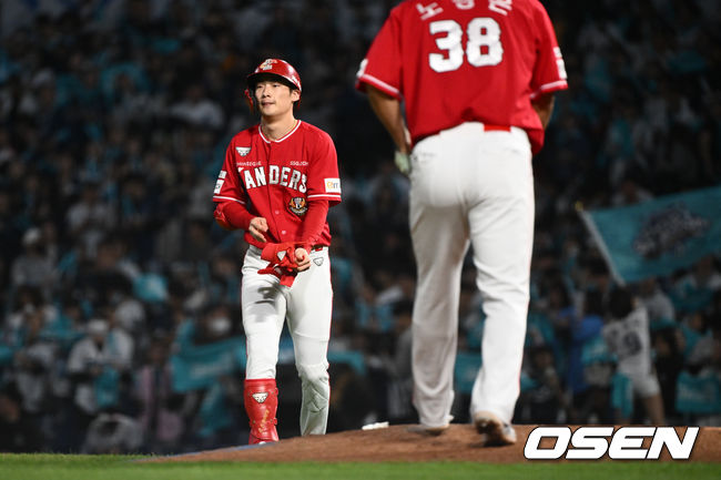 25일 오후 창원NC파크에서 2023 KBO 준플레이오프 3차전 NC 다이노스와 SSG 랜더스의 경기가 열렸다.3회초 1사 만루 SSG 최지훈이 병살타로 물러나며 아쉬워하고 있다. 2023.10.25 /cej@osen.co.kr