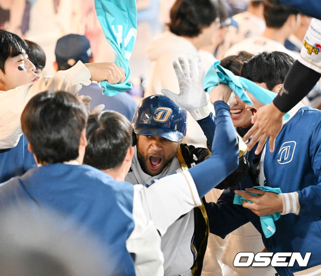 25일 오후 창원NC파크에서 2023 KBO 준플레이오프 NC 다이노스와 SSG 랜더스의 3차전 경기가 열렸다.2회말 1사 주자 1,2루 NC 마틴이 우월 재역전 스리런 홈런을 날린 후 덕아웃에서 기뻐하고 있다. 23.10.25 / rumi@osen.co.kr