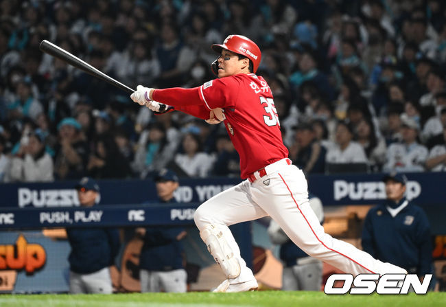 25일 오후 창원NC파크에서 2023 KBO 준플레이오프 3차전 NC 다이노스와 SSG 랜더스의 경기가 열렸다.4회초 2사 1루 SSG 한유섬이 좌중간 담장을 때리는 1타점 적시 2루타를 때려내고 있다. 2023.10.25 /cej@osen.co.kr