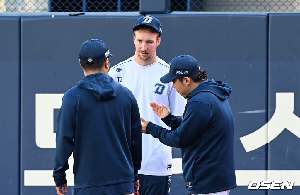 25일 오후 창원NC파크에서 2023 KBO 준플레이오프 NC 다이노스와 SSG 랜더스의 3차전 경기가 열릴 예정인 가운데 경기 전 그라운드 훈련이 진행됐다.페디가 코치진과 대화를 나누고 있다. 2023.10.25 /cej@osen.co.kr