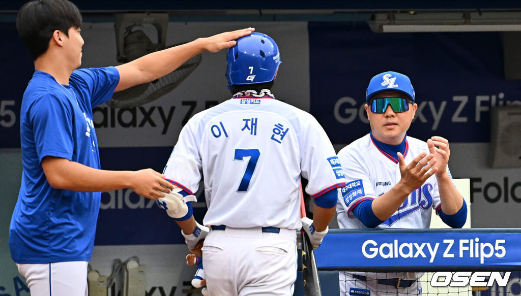 삼성 이재현이 7회말 1사 우월 솔로 홈런을 치고 박진만 감독의 축하를 받고 있다. 2023.09.17 / foto0307@osen.co.kr