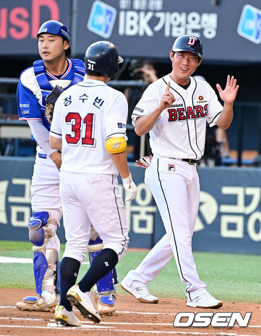 1회말 무사에서 두산 정수빈이 선두타자 홈런을 날리며 고영민 코치와 기뻐하고 있다. 2023.08.08 /jpnews@osen.co.kr