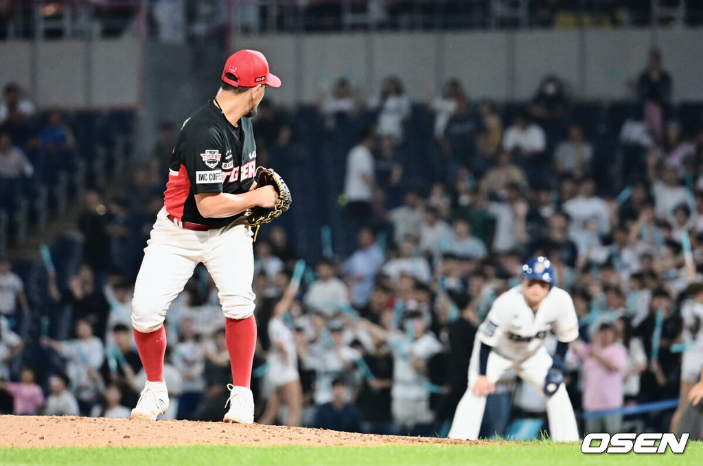 KIA 마리오 산체스가 1루 주자를 바라보고 있다. 2023.07.26 / foto0307@osen.co.kr