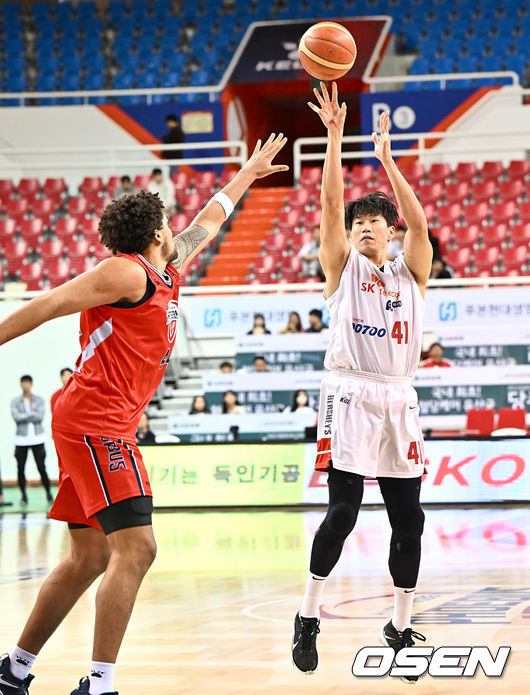 서울 SK 오세근이 울산 현대모비스 게이지 프림의 마크를 피해 슛을 시도하고 있다. 2023.10.27 / foto0307@osen.co.kr