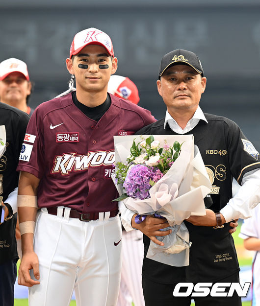 16일 오후 서울 잠실야구장에서 2022 신한은행 SOL KBO 올스타전이 열렸다.경기에 앞서 프로야구 레전드 선수 시상식에서 이정후와 이종범이 기념촬영을 하고 있다. 2022.07.16 /sunday@osen.co.kr