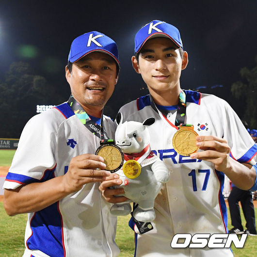 경기를 마치고 한국 대표팀 이종범 코치와 이정후가 금메달을 목에 걸고 포즈를 취하고 있다./spjj@osen.co.kr