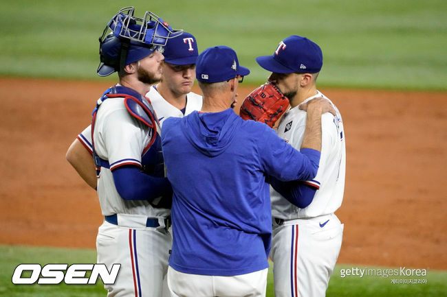 [사진] 텍사스 마이크 매덕스 코치가 마운드에 올라 네이선 이볼디와 이야기하고 있다. ⓒGettyimages(무단전재 및 재배포 금지)