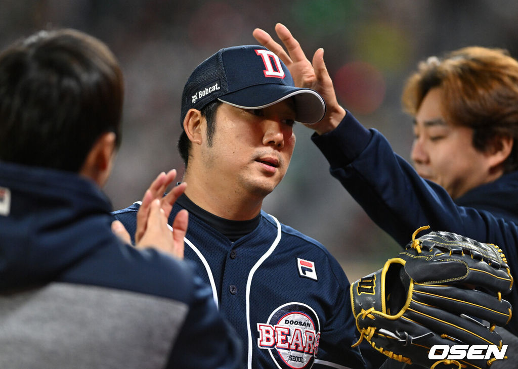 두산 장원준이 마운드를 내려가며 동료들의 축하를 받고 있다. 장원준은 KBO 역대 9번째 2000이닝 달성을 기록했다. 2023.10.17 /sunday@osen.co.kr