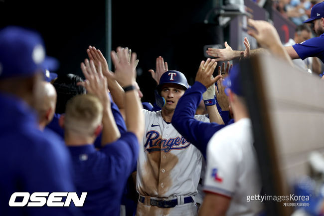 [사진] 텍사스 코리 시거가 9회 동점 투런 홈런 후 동료들과 기뻐하고 있다. ⓒGettyimages(무단전재 및 재배포 금지)